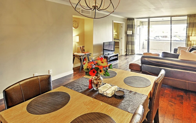 < 1 Mi to Old Town! Couples Haven w/ Pool Access