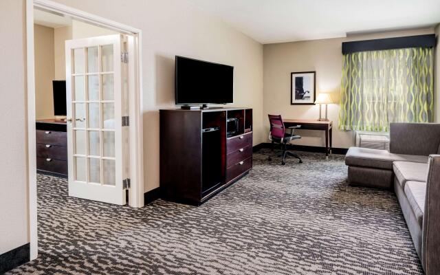 La Quinta Inn & Suites by Wyndham DFW Airport West - Bedford