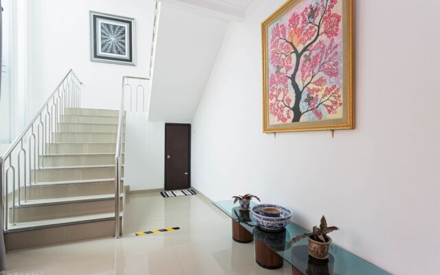 RedDoorz @ Kayu Manis Timur