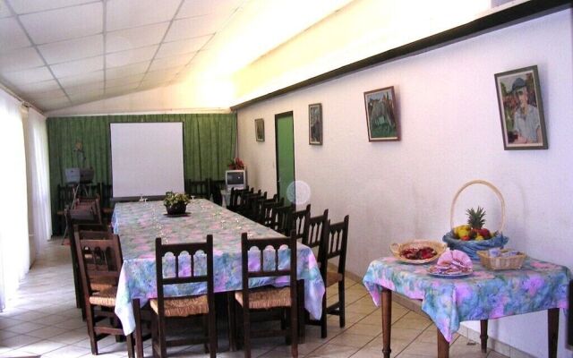 Hôtel-Restaurant La Crèche et sa piscine intérieure - Logis Hôtels