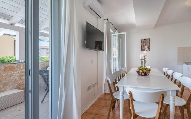 Nice Home in Liznjan With Wifi and 7 Bedrooms