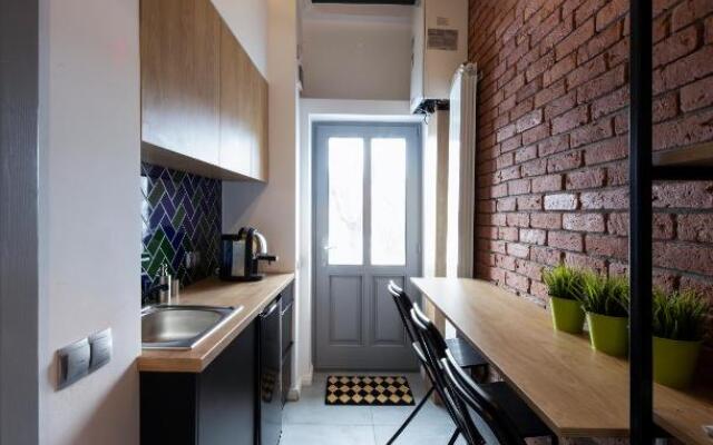 Old Town Courtyard Apartment with private parking