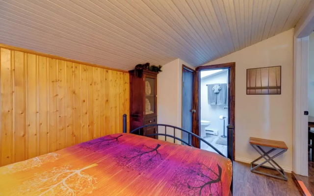 Rustic Log Cabin w/ Studio ~ 5 Mi to Pikes Peak!