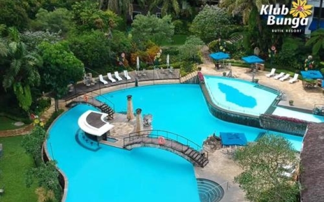 Villa 4-BR Klub Bunga No. 8 Batu Malang