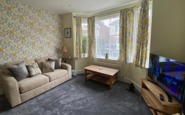Charming 3 bed house and garden, pet friendly