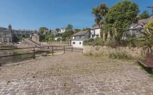 Harbourside Apartment With Seaviews and Parking