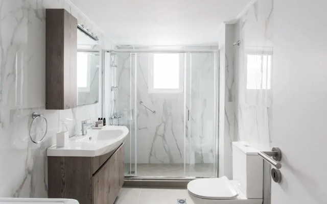 Spacious & Airy 1 Bedroom Apartment near HELEXPO
