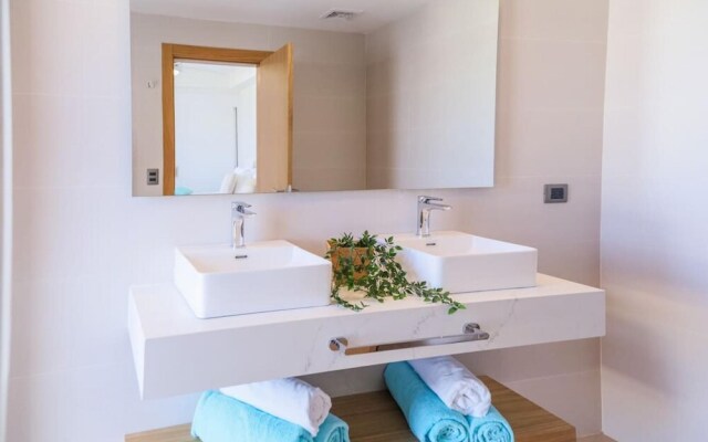 Elegant and Spacious Penthouse With Ocean View