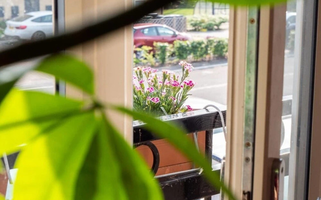 Modern Canalside City Townhouse - Parking & Garden
