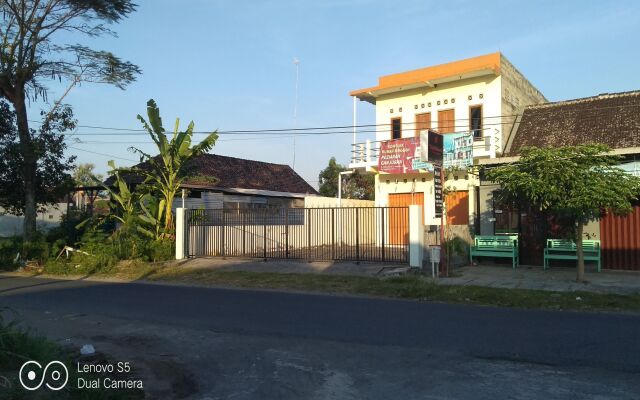Rumah Singgah Peziarah Ganjuran by ZUZU