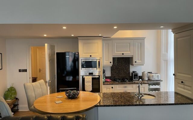 Stunning 2-bed-2bath Apt in Whitby With Parking
