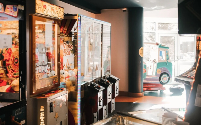 Keer Side Lodge, Luxury lodge with private hot tub at Pine Lake Resort