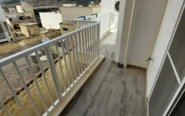 Modern 3BR Apt With Large Balcony