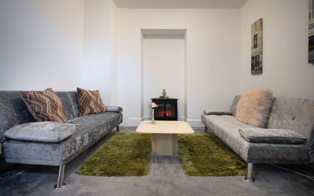 The Mews, With Free Private Parking, Windermere