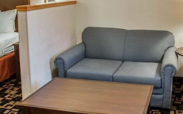 Econo Lodge Inn & Suites