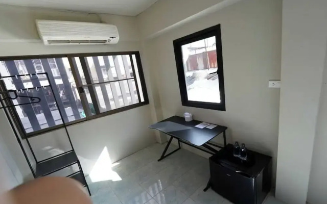 RQ Bangkok Huai Khwang by Collection O