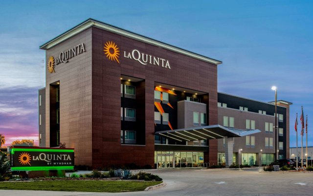 La Quinta Inn & Suites by Wyndham San Antonio Alamo City