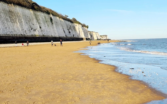 Seas the Day - Luxury Beach Apartment - Sleeps 4