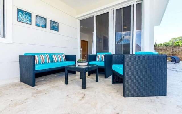 Professionally Decorated Open Concept Villa