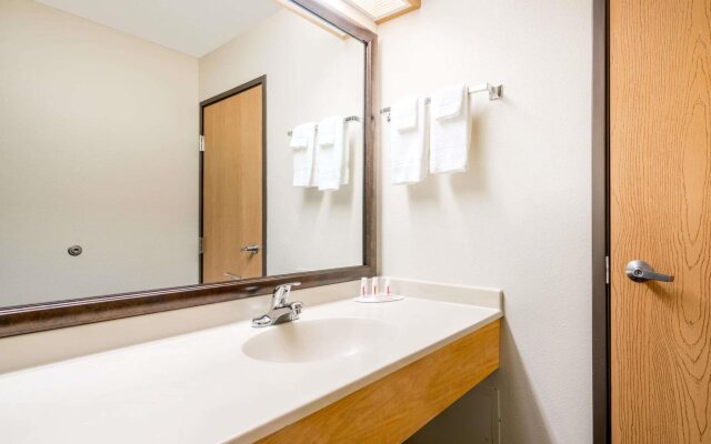 Moose Lake Lodge & Suites