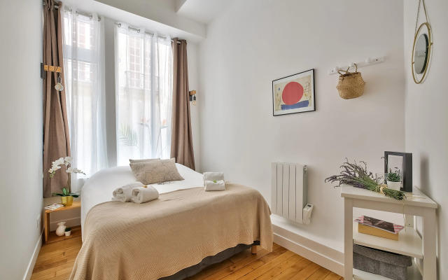 New Stunning 4 Bdrs Apt, With AC – Le Marais