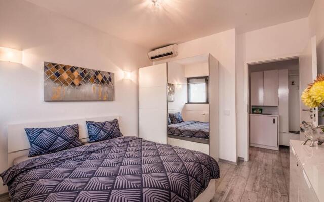 2-Room Penthouse Plaza Residence P1