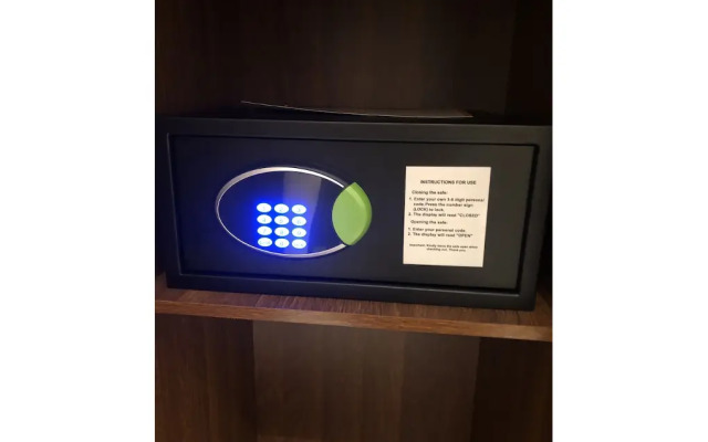Bottoms Up - Hotel