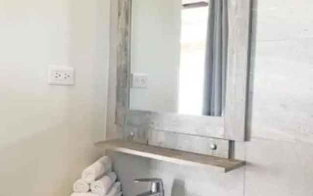 Lovely One Bedroom Apartment w Amazing Location