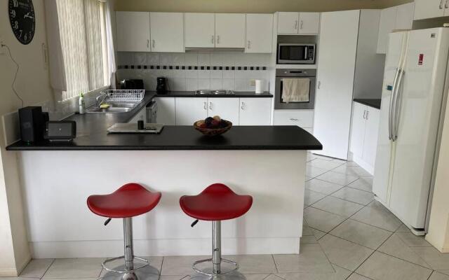 Beautiful 5 bedroom house in Jervis Bay