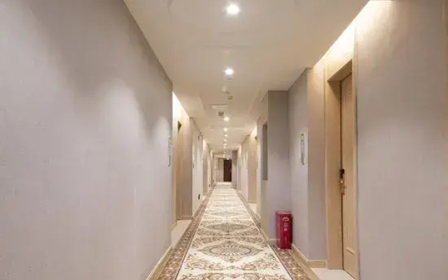 Vienna Hotel (Sanjiang Bell Tower Bird's Nest Distribution Center)