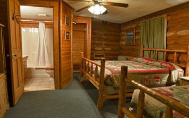 Twin Pines Lodge & Cabins