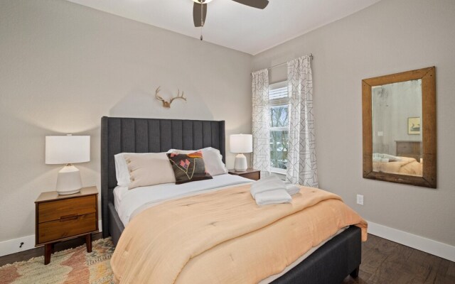 Big Blue on Main-hot Tub-less Than 1 Mi to Square