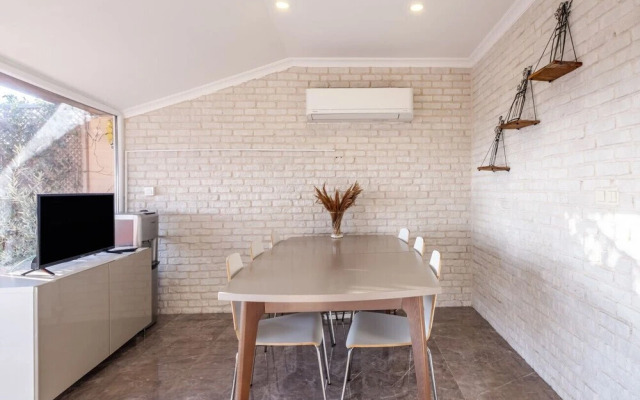 Sleek Flat Near Public Transportation in Maltepe