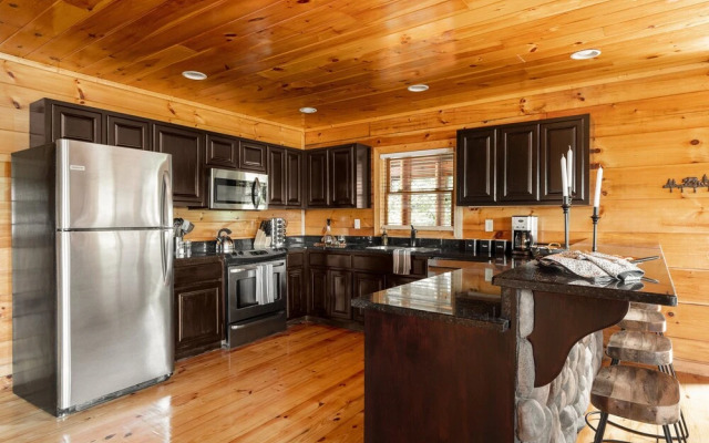 Cades Cove by Avantstay Treetop Haven in Smokey Mountains w/ Hot Tub, Game Room & Home Theatre