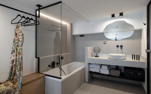 Calla Luxury Seafront Suites