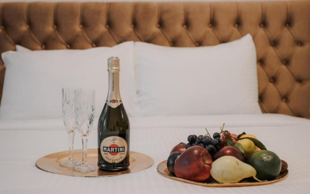 Cens Bronze Luxury Suites