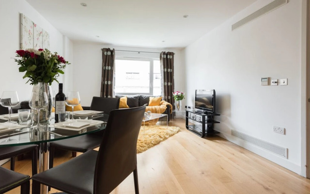 Platinum Apartments Next to Victoria Station 9981