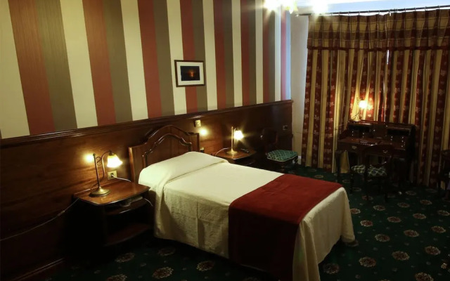 Lakeside Manor Hotel