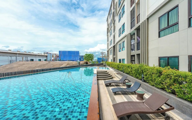 Chic Condo Near Shops & Nightlife C203