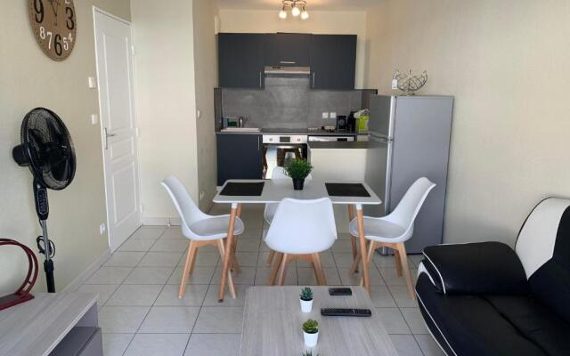 F2 rénové,lumineux avec balcon,parking et piscine