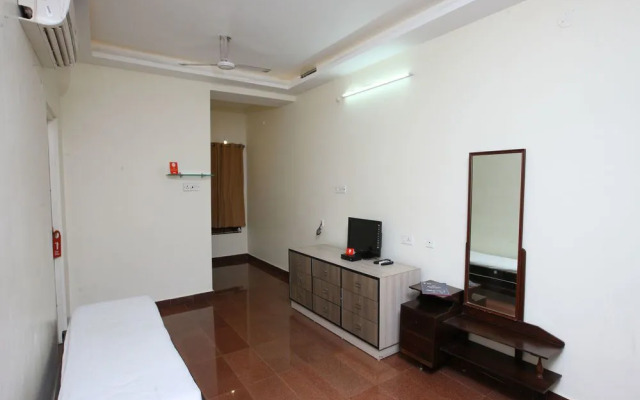 OYO Home 10497 Compact 2BHK Pondy White Town