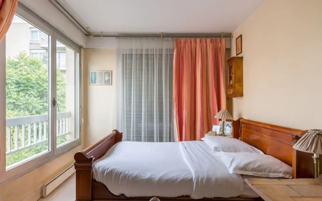 By the Theatre de Paris