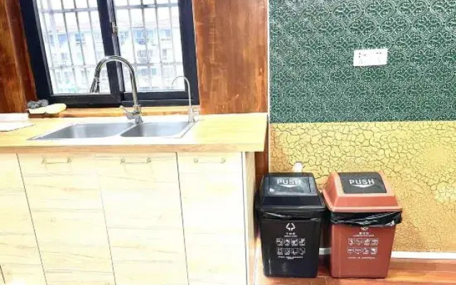 Shanghai Shikumen culture homestay (Zhengtong Road store)