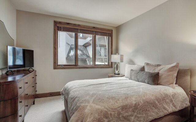 High Ceilings, Natural Light- 3 Bedroom Arrowhead Ge Condo by RedAwning