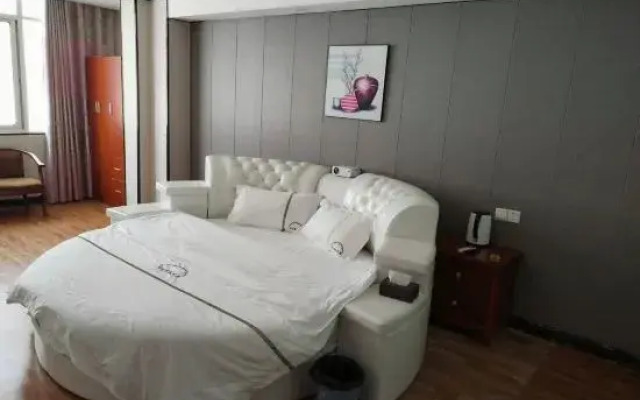 Yilong Business Hotel