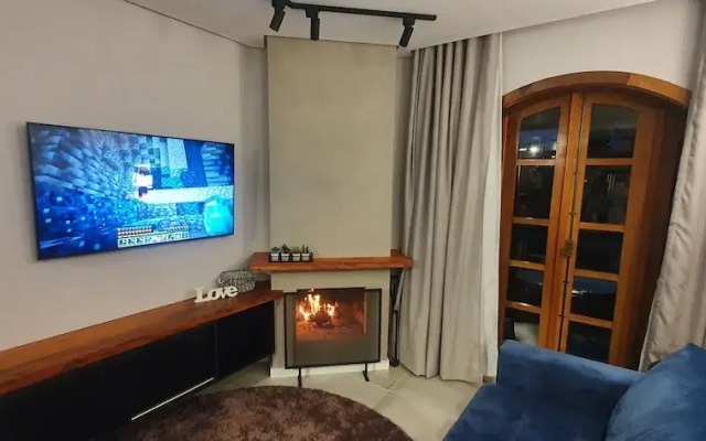 Dúplex Luxo com Piscina Aquecida, Lareira e Wifi