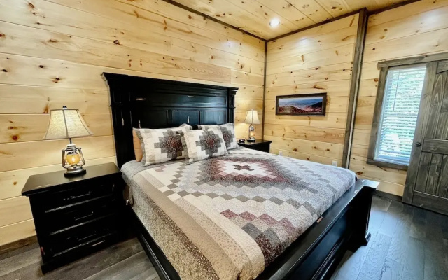 Bearly Behaving 2 Bedroom Cabin by RedAwning
