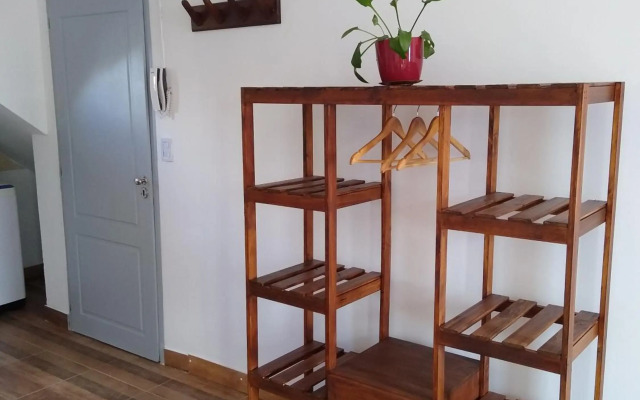 Monoambiente para tres personas. Amplio y luminoso.