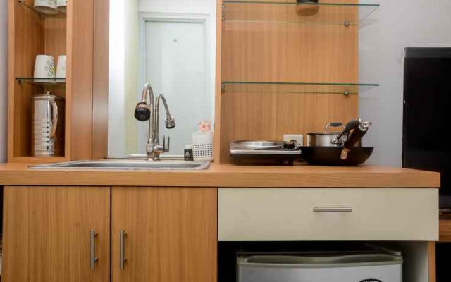 Fully Furnished with Cozy Design Studio Apartment at Bassura City By Travelio – Kitchen – Jakarta