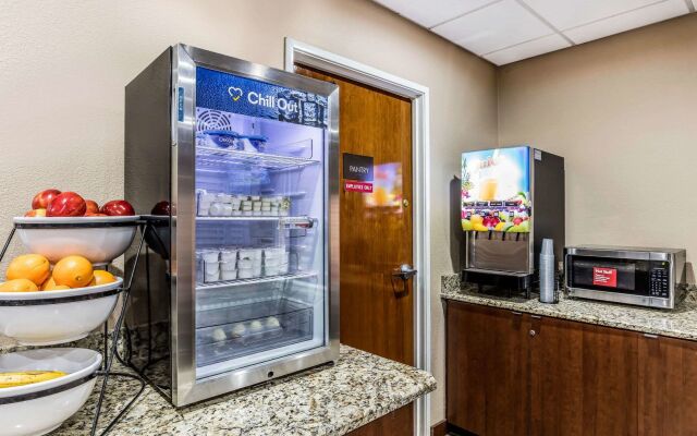 Comfort Inn & Suites Airport - American Way